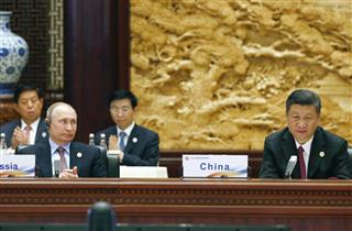 「一帯一路」をテーマに北京で開かれた国際会議で首脳会合に臨む中国の習近平国家主席(右)とロシアのプーチン大統領=15日(共同) 「一帯一路」をテーマに北京で開かれた国際会議で首脳会合に臨む中国の習近平国家主席(右)とロシアのプーチン大統領=15日(共同)