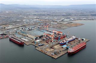 船余りによる世界的な受注低迷で厳しい状況が続く造船業界=津市 船余りによる世界的な受注低迷で厳しい状況が続く造船業界=津市