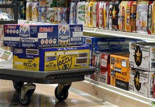 店頭に並ぶまとめ売りの缶ビール 店頭に並ぶまとめ売りの缶ビール