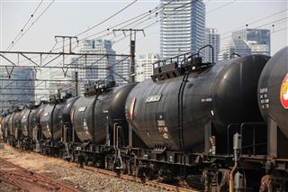 タンク貨車「タキ38000」(日本石油輸送提供) タンク貨車「タキ38000」(日本石油輸送提供)