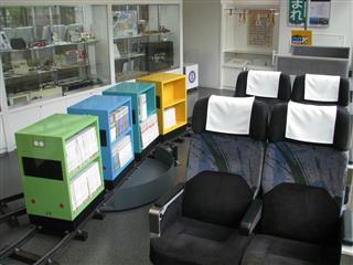 しばうら鉄道工学ギャラリーに展示された特急列車のグリーン車の座席(右)。“列車”のように連結されたボックスには鉄道関連の書籍が並ぶ=東京都江東区 しばうら鉄道工学ギャラリーに展示された特急列車のグリーン車の座席(右)。“列車”のように連結されたボックスには鉄道関連の書籍が並ぶ=東京都江東区