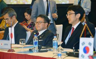 RCEP閣僚会合に出席する世耕経産相(中央)=22日、ハノイ(共同) RCEP閣僚会合に出席する世耕経産相(中央)=22日、ハノイ(共同)
