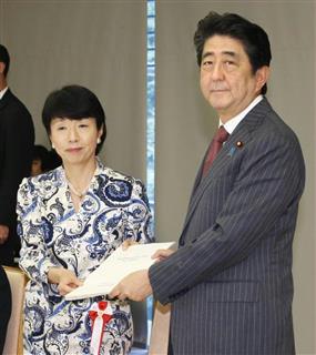 規制改革推進会議で、大田弘子議長(左)から答申を受け取る安倍首相=23日午前、首相官邸 規制改革推進会議で、大田弘子議長(左)から答申を受け取る安倍首相=23日午前、首相官邸