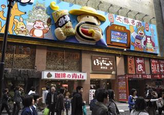 大阪・道頓堀に出現した「カールおじさん」の看板=平成20(2008)年3月 大阪・道頓堀に出現した「カールおじさん」の看板=平成20(2008)年3月