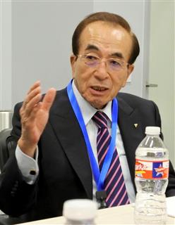 記者団の取材に応じるダイキン工業の井上礼之会長=24日、米テキサス州ヒューストン近郊(共同) 記者団の取材に応じるダイキン工業の井上礼之会長=24日、米テキサス州ヒューストン近郊(共同)