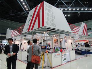 林業先進国オーストリアから参加した企業の出展ブース=26日、長野市 林業先進国オーストリアから参加した企業の出展ブース=26日、長野市