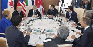 初日の討議に臨む各国首脳。(奥右から反時計回りに)安倍首相、フランスのマクロン大統領、イタリアのジェンティローニ首相、トランプ米大統領、ドイツのメルケル首相、カナダのトルドー首相、EUのユンケル欧州委員長、EUのトゥスク大統領、メイ英首相=26日、イタリア南部シチリア島タオルミナ(共同) 初日の討議に臨む各国首脳。(奥右から反時計回りに)安倍首相、フランスのマクロン大統領、イタリアのジェンティローニ首相、トランプ米大統領、ドイツのメルケル首相、カナダのトルドー首相、EUのユンケル欧州委員長、EUのトゥスク大統領、メイ英首相=26日、イタリア南部シチリア島タオルミナ(共同)