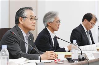 有識者によるがん対策推進協議会に出席した門田守人会長(左)=2日、厚労省 有識者によるがん対策推進協議会に出席した門田守人会長(左)=2日、厚労省