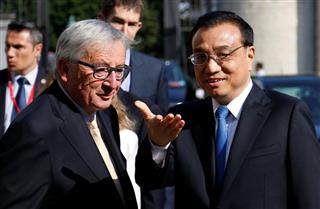 EUと中国の経済会議の際、ジャン=クロード・ユンケル欧州委員会委員長(左)とエスコートする中国の李克強首相=2日、ブリュッセル(ロイター) EUと中国の経済会議の際、ジャン=クロード・ユンケル欧州委員会委員長(左)とエスコートする中国の李克強首相=2日、ブリュッセル(ロイター)