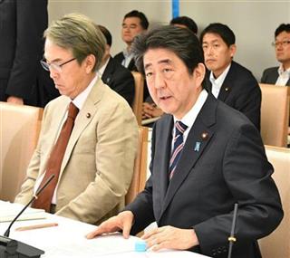 経済財政諮問会議に臨む安倍晋三首相(右)=2日、首相官邸 経済財政諮問会議に臨む安倍晋三首相(右)=2日、首相官邸