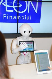 クレジットカードの入会の受け付けをする人型ロボット「Pepper」。実証実験を前に公開された=12日午前、東京都品川区 クレジットカードの入会の受け付けをする人型ロボット「Pepper」。実証実験を前に公開された=12日午前、東京都品川区
