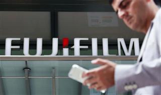 富士フイルムホールディングス本社が入るビルに掲げられたロゴ=東京都港区 富士フイルムホールディングス本社が入るビルに掲げられたロゴ=東京都港区