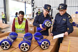 広東省深●(=土へんに川)市の大鵬税関では知的財産権違反の疑いがある立ち乗り電動二輪車を係員が調査していた。深●税関は2016年に違反が疑われる貨物3700万元(約5億9900万円)分以上を差し押さえた(中国新聞社)●=土へんに川 広東省深●(=土へんに川)市の大鵬税関では知的財産権違反の疑いがある立ち乗り電動二輪車を係員が調査していた。深●税関は2016年に違反が疑われる貨物3700万元(約5億9900万円)分以上を差し押さえた(中国新聞社)●=土へんに川