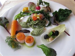 「ルモンドふじがや」の人気のコース。料理に合わせ、ソムリエが厳選した3種の静岡茶も楽しめる 「ルモンドふじがや」の人気のコース。料理に合わせ、ソムリエが厳選した3種の静岡茶も楽しめる