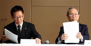 23日、会見した東芝の綱川智社長(右)と平田政善代表執行役専務=東京都港区(桐山弘太撮影) 23日、会見した東芝の綱川智社長(右)と平田政善代表執行役専務=東京都港区(桐山弘太撮影)