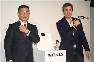 国内発売する腕時計型の活動量計をアピールするノキア日本法人の守屋文彦統括責任者(左)=21日、東京都渋谷区 国内発売する腕時計型の活動量計をアピールするノキア日本法人の守屋文彦統括責任者(左)=21日、東京都渋谷区