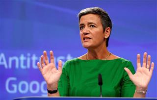 会見する欧州委のベステアー欧州委員=27日、ブリュッセル(ロイター) 会見する欧州委のベステアー欧州委員=27日、ブリュッセル(ロイター)