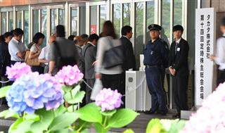 タカタの株主総会に出席するため並ぶ株主ら=27日、東京都港区 タカタの株主総会に出席するため並ぶ株主ら=27日、東京都港区