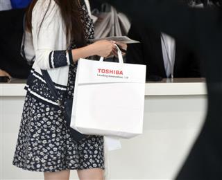 東芝株主総会始まる。会場に入る株主=28日午前、千葉・美浜区の幕張メッセ(酒巻俊介撮影) 東芝株主総会始まる。会場に入る株主=28日午前、千葉・美浜区の幕張メッセ(酒巻俊介撮影)