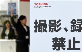 株主を待つ東芝株主総会の受付=28日午前、千葉・美浜区の幕張メッセ(酒巻俊介撮影) 株主を待つ東芝株主総会の受付=28日午前、千葉・美浜区の幕張メッセ(酒巻俊介撮影)