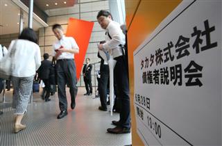 タカタの債権者説明会に向かう債権者ら=28日、東京・丸の内 タカタの債権者説明会に向かう債権者ら=28日、東京・丸の内