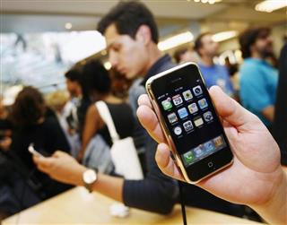 2007年6月、ニューヨークで発売された「iPhone」(ロイター=共同) 2007年6月、ニューヨークで発売された「iPhone」(ロイター=共同)