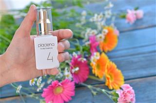 「プラシエナスカルプエッセンスクアトロフォーミュラ」。家庭で安心して使えるよう開発した女性向けブランドだ 「プラシエナスカルプエッセンスクアトロフォーミュラ」。家庭で安心して使えるよう開発した女性向けブランドだ