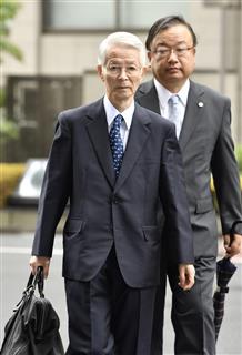 福島第1原発事故をめぐる初公判のため東京地裁に入る東京電力の勝俣恒久元会長=30日午前 福島第1原発事故をめぐる初公判のため東京地裁に入る東京電力の勝俣恒久元会長=30日午前