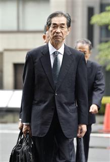 福島第1原発事故をめぐる初公判のため東京地裁に入る東京電力の武黒一郎元副社長=30日午前 福島第1原発事故をめぐる初公判のため東京地裁に入る東京電力の武黒一郎元副社長=30日午前