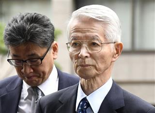 東京地裁に入る東京電力の勝俣恒久元会長(右)=30日午前 東京地裁に入る東京電力の勝俣恒久元会長(右)=30日午前
