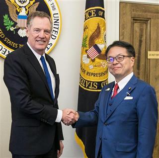 USTRのライトハイザー代表と握手を交わす世耕経産相=6月29日、ワシントン(代表撮影・共同) USTRのライトハイザー代表と握手を交わす世耕経産相=6月29日、ワシントン(代表撮影・共同)