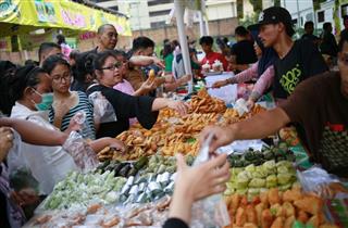 首都ジャカルタの市場で買い物をする消費者ら。インドネシアは堅調な内需が経済成長を支えるとみられている（ＡＰ）