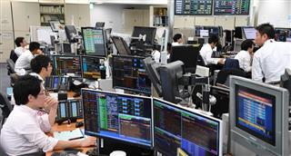 高収入の金融ディーラーは残業代の支払い対象から外れる=東京都内 高収入の金融ディーラーは残業代の支払い対象から外れる=東京都内