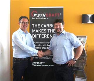 木質バイオマス熱電併給システムの販売で提携したフォレストエナジーの沼真吾社長(左)とシンクラフトのマルセル・フーバーCEO 木質バイオマス熱電併給システムの販売で提携したフォレストエナジーの沼真吾社長(左)とシンクラフトのマルセル・フーバーCEO