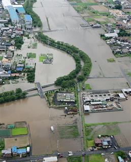 大雨で川が氾濫した愛知県大口町=14日午後1時1分 大雨で川が氾濫した愛知県大口町=14日午後1時1分