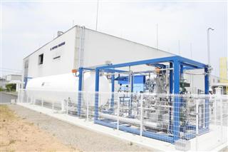 東京ガスが千代田グラビヤ潮来工場に納入した一体型のLNG供給設備=7月18日、茨城県潮来市 東京ガスが千代田グラビヤ潮来工場に納入した一体型のLNG供給設備=7月18日、茨城県潮来市