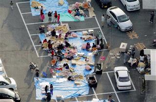 熊本地震で駐車場に避難した人たち=平成28年4月15日、熊本県益城町 熊本地震で駐車場に避難した人たち=平成28年4月15日、熊本県益城町