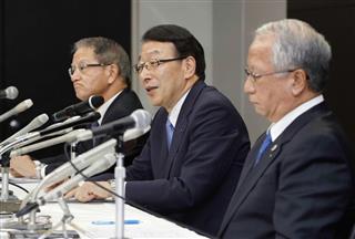 記者会見するふくおかフィナンシャルグループの柴戸隆成社長(中央)と十八銀行の森拓二郎頭取(手前)ら=25日、福岡市中央区 記者会見するふくおかフィナンシャルグループの柴戸隆成社長(中央)と十八銀行の森拓二郎頭取(手前)ら=25日、福岡市中央区