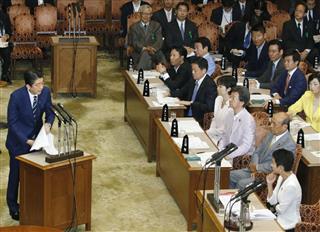 参院予算委員会の閉会中審査で、民進党の蓮舫代表(右下)の質問に答える安倍晋三首相=25日 参院予算委員会の閉会中審査で、民進党の蓮舫代表(右下)の質問に答える安倍晋三首相=25日