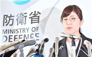 特別防衛監察に関する会見に臨む稲田朋美防衛相。辞任を表明した=28日午前、防衛省(納冨康撮影) 特別防衛監察に関する会見に臨む稲田朋美防衛相。辞任を表明した=28日午前、防衛省(納冨康撮影)