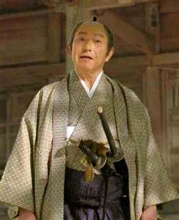 平成25年11月から放送されていた龍角散のCM。秋田県の佐竹敬久知事が先祖の殿様役で登場していた(龍角散提供) 平成25年11月から放送されていた龍角散のCM。秋田県の佐竹敬久知事が先祖の殿様役で登場していた(龍角散提供)