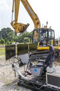 搭乗型の専用コントローラー(手前)。普段から建設機械を操縦しているオペレーターが使いやすいようにした 搭乗型の専用コントローラー(手前)。普段から建設機械を操縦しているオペレーターが使いやすいようにした