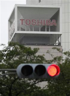 東京証券取引所の市場区分が1部から2部に降格になる東芝の本社=東京都港区(福島範和撮影) 東京証券取引所の市場区分が1部から2部に降格になる東芝の本社=東京都港区(福島範和撮影)