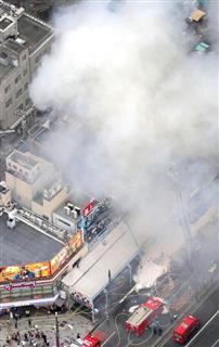 火災が発生し、煙を上げる東京都中央区の築地場外市場=3日午後5時51分(共同通信社ヘリから) 火災が発生し、煙を上げる東京都中央区の築地場外市場=3日午後5時51分(共同通信社ヘリから)