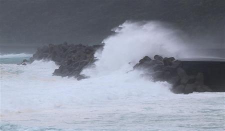台風５号が接近し、鹿児島県・奄美大島の海岸に押し寄せる波＝４日午後