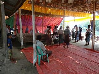 得度式の式場を設営する人々。村人総出と言うが、集まったのは、世帯数にして総数の3分の1程度。「二者関係」で他村から来た人も多かった=2017年3月、ヤンゴン管区域フレグー郡(筆者撮影) 得度式の式場を設営する人々。村人総出と言うが、集まったのは、世帯数にして総数の3分の1程度。「二者関係」で他村から来た人も多かった=2017年3月、ヤンゴン管区域フレグー郡(筆者撮影)