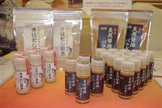 持ち運びに便利な「天然醤油パウダー」(右)と本格的なだしがとれる「さばだし粉末」 持ち運びに便利な「天然醤油パウダー」(右)と本格的なだしがとれる「さばだし粉末」