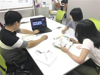 越境ECサイト「もしもしJAPAN」を製作するブレインストーミングの社員。今月中の稼働に向けて急ピッチで作業が進む 越境ECサイト「もしもしJAPAN」を製作するブレインストーミングの社員。今月中の稼働に向けて急ピッチで作業が進む