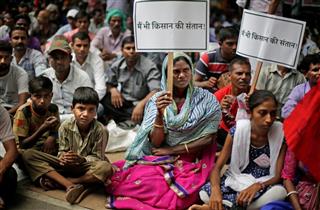 借金帳消しや農産品の買い取り価格引き上げを求める抗議集会に参加した農民ら=首都ニューデリー(AP) 借金帳消しや農産品の買い取り価格引き上げを求める抗議集会に参加した農民ら=首都ニューデリー(AP)