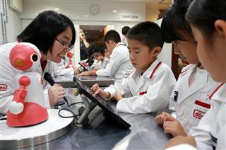 プログラミングに挑戦する子供たち=兵庫県西宮市のキッザニア甲子園(宮沢宗士郎撮影) プログラミングに挑戦する子供たち=兵庫県西宮市のキッザニア甲子園(宮沢宗士郎撮影)